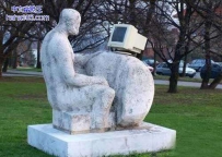 雕像也要玩电脑的