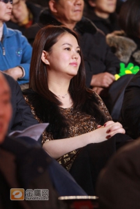 李湘穿金黄色豹纹装亮相 丰满身材愈显“富态”