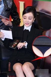 女星穿短裙故意走光：场面异常香艳