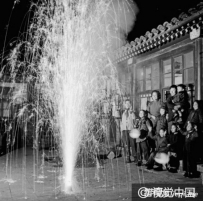 老照片记录60年前的春节，浓浓的年味