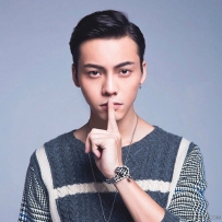 小鲜肉陈伟霆发型叫什么