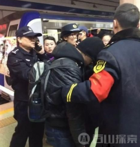 北京地铁灵异事件 乘客诡异跳轨！