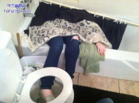 姑娘脚掉马桶啦