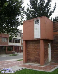 开门坠地