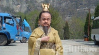 身高一米二不到，跑20年龙套，但却娶娇妻