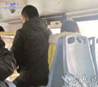 女子行李占座不肯让 男子坐女孩腿上挤了一路