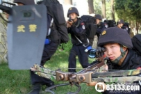 驻凉山武警出动精锐反恐演练 弓弩手是主角