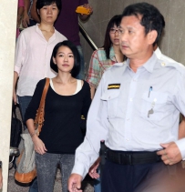 胖达人代言人小S现身检署接受侦讯