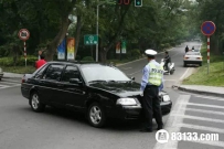 最牛交警PK军车司机！向中国最牛交警致敬！