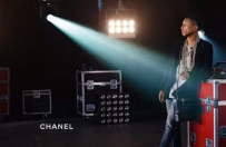 Pharrell Williams演绎香奈儿Gabrielle手袋广告