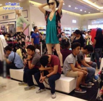 逛街的时候男人们的痛苦