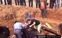 河南村民在千年古墓中挖出活女人