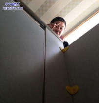 正在蹲厕所，一抬头发现这货在上面偷看我！