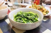 上班老感觉困？白领提神醒脑多吃菠菜大蒜