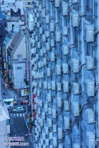 被空调包围的墙