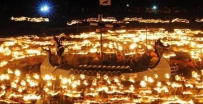 英国庆祝维京火祭节 火烧海盗船场面壮观