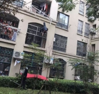 九旬老人倒挂三楼 邻居上干这事