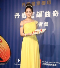 昆凌代言出席饼干品牌丹麦蓝罐曲奇 一身黄色洋装现身