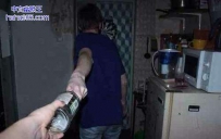 放开我 看我给你收拾他的