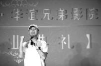 电影《大地震》昨上映 冯小刚跟观众一起哽咽