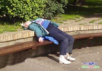 醉酒姿态抓拍