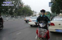 僵尸居然骑电动车