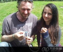 英男子编织世界最长手链造福公益事业