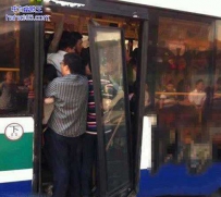 公交车被挤爆门了