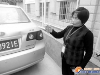 骗子演双簧玩掉包 保洁员血汗钱变成废报纸