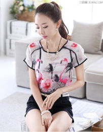 脖子短的女生穿什么衣服好看