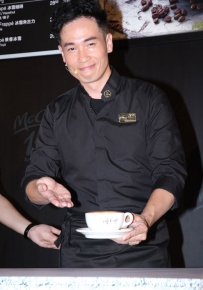 陈豪出席McCafe咖啡连锁店周年活动 现场派咖啡