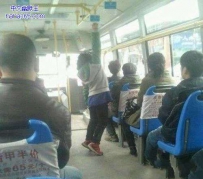 就不能给这可怜的娃让个座吗