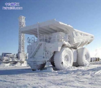 冰雪覆盖的车子