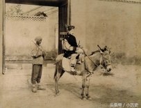 清朝老照片：妇女骑驴出门，官员乘四抬大轿，那双小脚挺吓人 ...