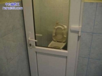 这尼玛厕所门不是坑爹吗？