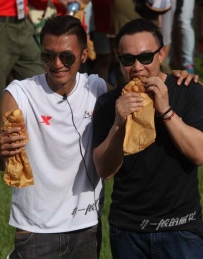 陈奕迅、谢霆锋身穿特步为浙江卫视饮食节目《十二道锋味》参与制作香港经典街头小吃鸡 ...