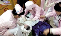宝宝降生地铁站成产房 网友取名叫“铁蛋”