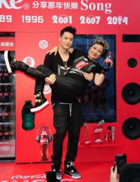 周汤豪、比莉母子2014母亲节出席“可口可乐”快乐Song贩卖机记者会 ...