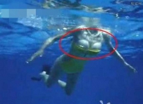 周韦彤跳水秀泳衣脱落秀胸 美胸险走光让众多宅男大呼过瘾