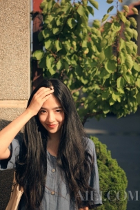 这样的中长披肩发型有点儿美