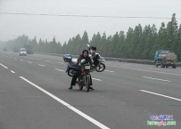公路上一超人