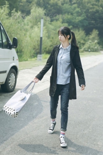 蓝白条纹衬衫搭什么外套裤子