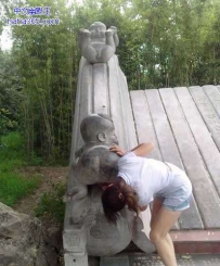 美女，在找什么