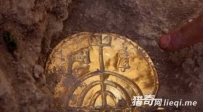 美国一名老人种树 竟意外挖出惊人宝藏！