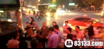 无人让座老人发飙拦车：谁也别想走！