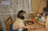 这小孩子是在玩lol吗