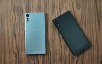 索尼Xperia XZs哪个颜色好看？索尼XZs暗黑色和冰蓝色对比图赏