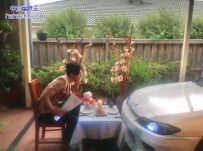 先生，你是在跟你的爱车约会吗