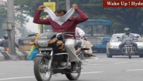 我蒙着眼，就没人敢拦我路了