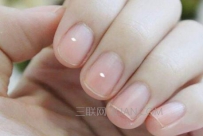 指甲上有白色斑点是怎么回事